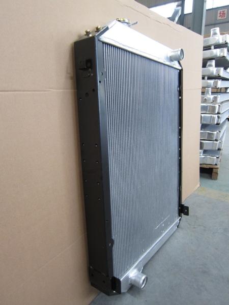 A C.A. do caminhão de ISUZU DECA 270 parte o radiador refrigerar de água quente