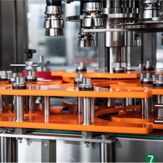 6500 BPH Ротационный тип Автоматическая капсуляционная машина 80 мл-1000 мл с 6 головками капсулы