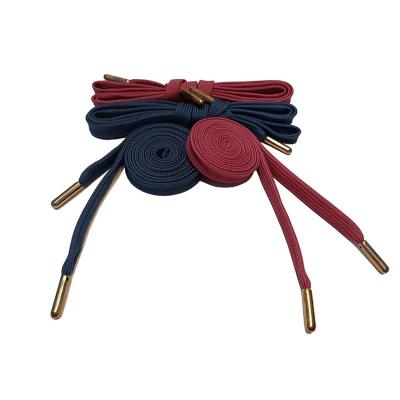 Cordão de algodão vermelho com pontas metálicas