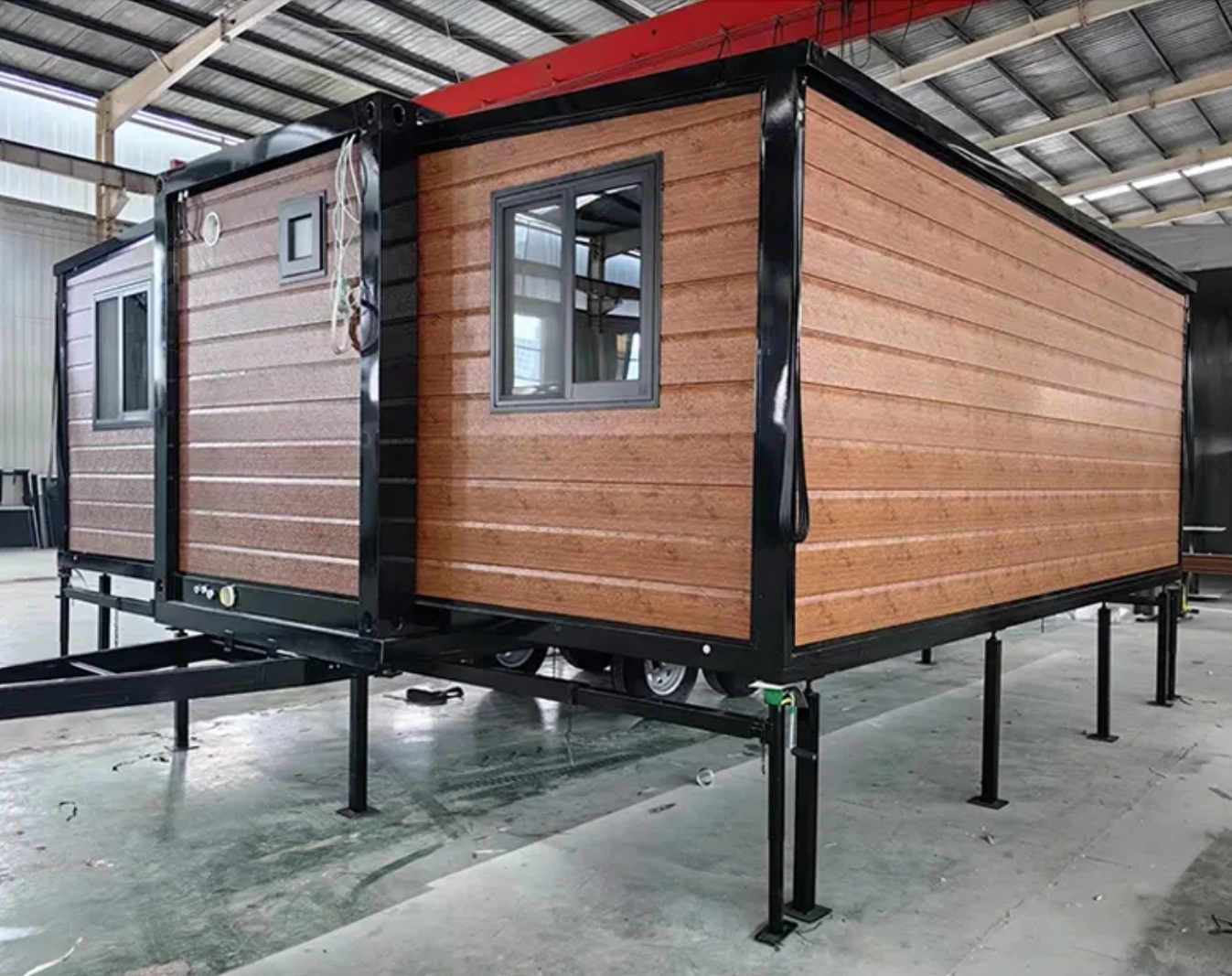 20ft Expandable Container House on Wheels for Relocatable Cabins - Mobile Chassis Edition