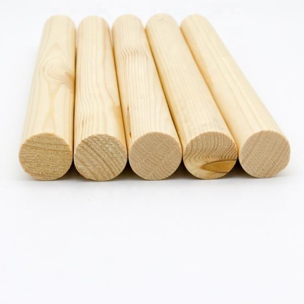 Une planche de bois de pin pour les accessoires de produits.