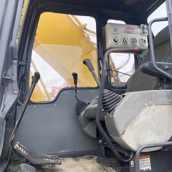 Excavateur Komatsu PC200-6 en bon état avec soupape hydraulique et pièces originales