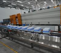 Machine à emballer des bouteilles d'eau à commande PLC pour l'industrie des boissons