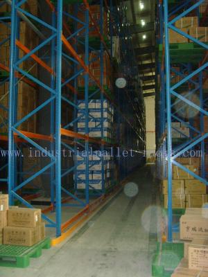 Narrow Aisle Heavy Duty Pallet Racking System Stacked Forklift Operation