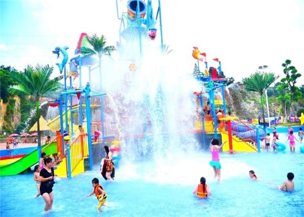 A água da piscina do campo de jogos do divertimento desliza passeios do parque