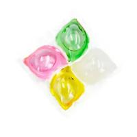 Des capsules de détergent pour les vêtements très concentrées, parfumées et efficaces.