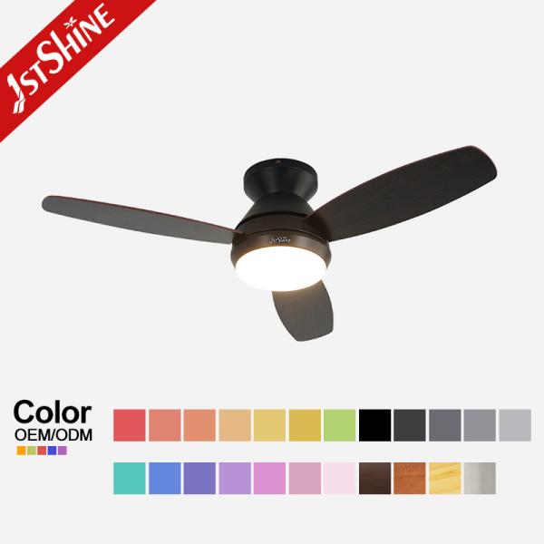 Quatro centímetros de comprimento, preto, de chão aberto, quarto montado, casa, ventilador de teto com luzes