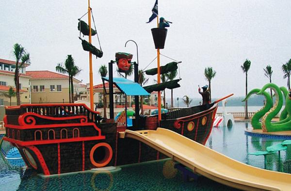 Navio de pirata de ROHS Mini Water Park Equipment Wood com corrediça da fibra de vidro