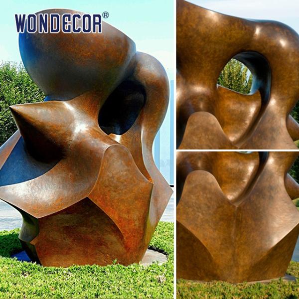 Большие художественные скульптуры на открытом воздухе собирают средства для геометрических медных скульптур