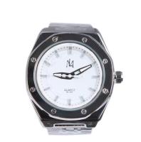 Il y a des hommes noirs qui regardent des montres en quartz.