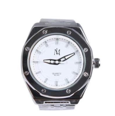 Il y a des hommes noirs qui regardent des montres en quartz.