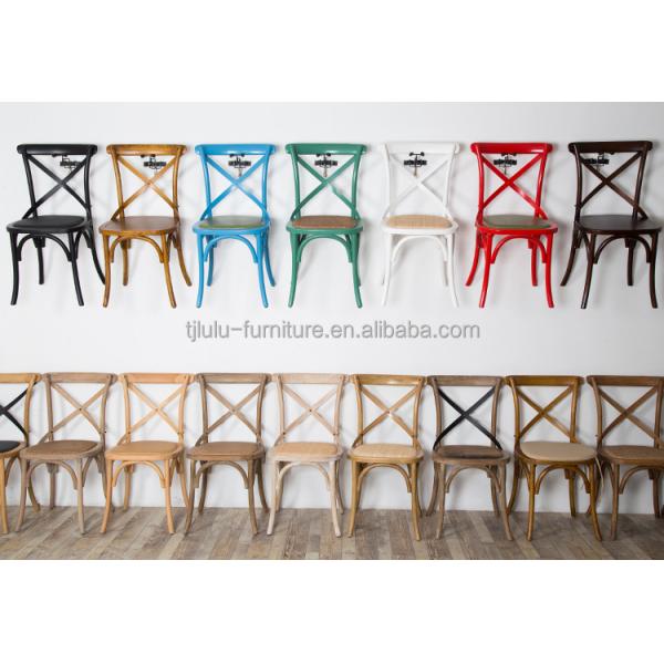 Estilo moderno D50*W42*H89CM Silla trasera de madera sólida X con cojín de ratán para la recepción de bodas al aire libre