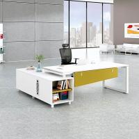 Los escritorios de oficina ejecutiva en forma de L fijan solo blanco con deflector de madera