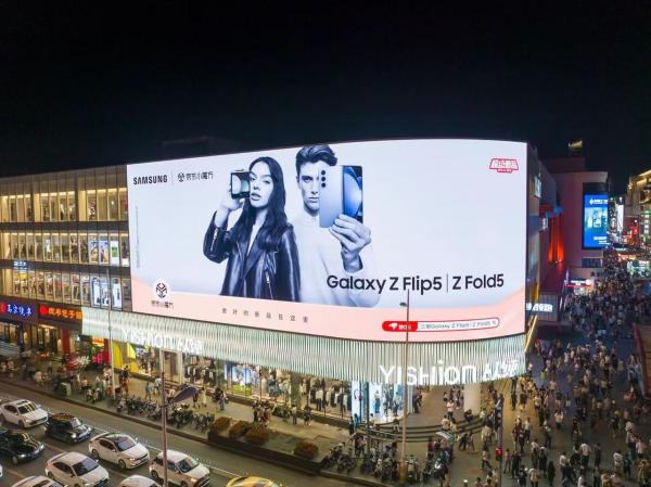 High Definition P10 Outdoor Full Color LED Display with 10000dots/sqm for Vivid and Clear Image Display