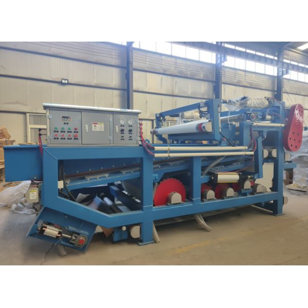 Durable Motor-Powered Angled Belt Conveyor for Cassava Transport