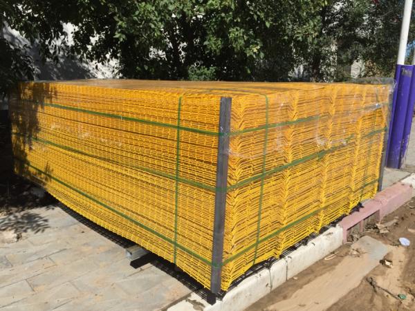 Yellow Double Edge Welded Mesh Fence Simple Structure 2.5mL*1.8mH / 2.0mL*1.8mH 