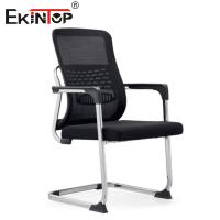 Silla de oficina negra personalizable con reposabrazos y tejido de malla transpirable