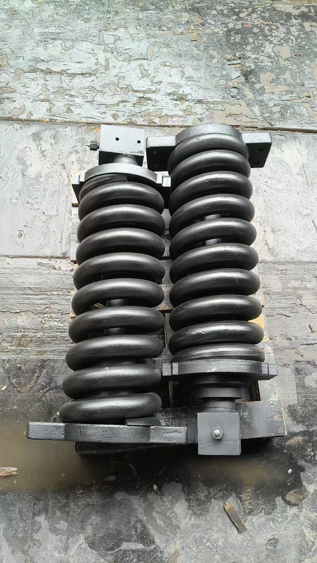 Track Adjuster Cylinder Assembly with Recoil Spring for CAT E320D/GC Excavator, High-Strength Forged Alloy Steel, Heat Treated, Leak-Proof