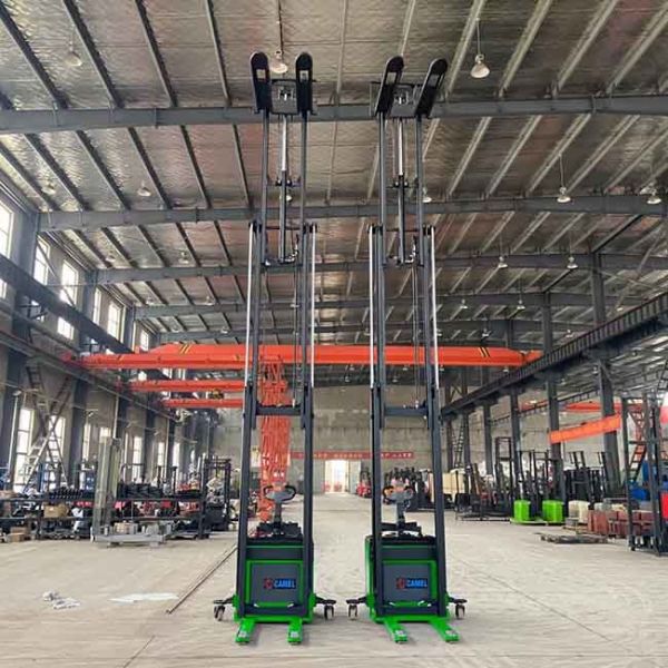 2000kgs Battery Powered Pallet Stacker Green Black Electric Fork Stacker