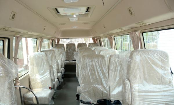 Medium 4X2 Passenger Fuel Efficient Minivan Yuchai Engine Passenger Coach Bus