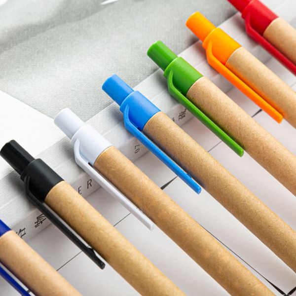 Un stylo à bille à l'encre noire avec un logo personnalisé en bambou écologique