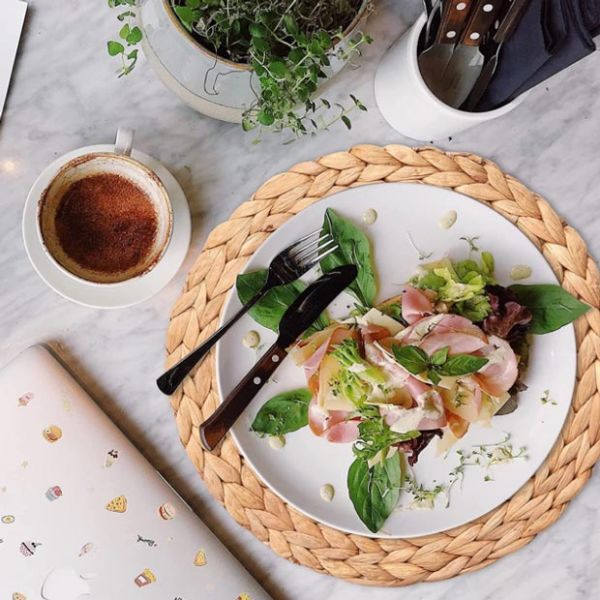 Гиацинт воды вокруг заплетенных сплетенных ротангом циновок места 25cm