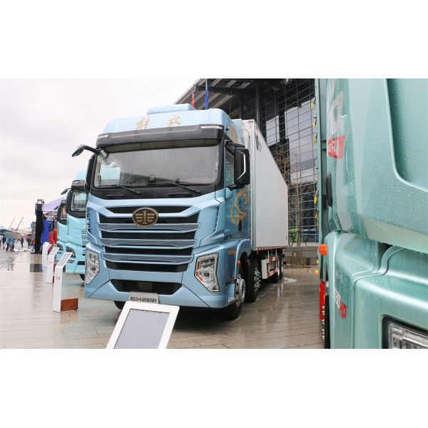 Qingdao Jiefang Yingtu Business Class 620 Horsepower 8X4 9.5m AMT Automatic Transmission Refrigerated Truck (liquid Buffer)
