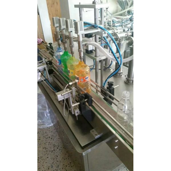 Machine de remplissage en ligne 4 buses Machine de remplissage de liquide débordement automatique Filler de bouteille liquide pour jus de boisson