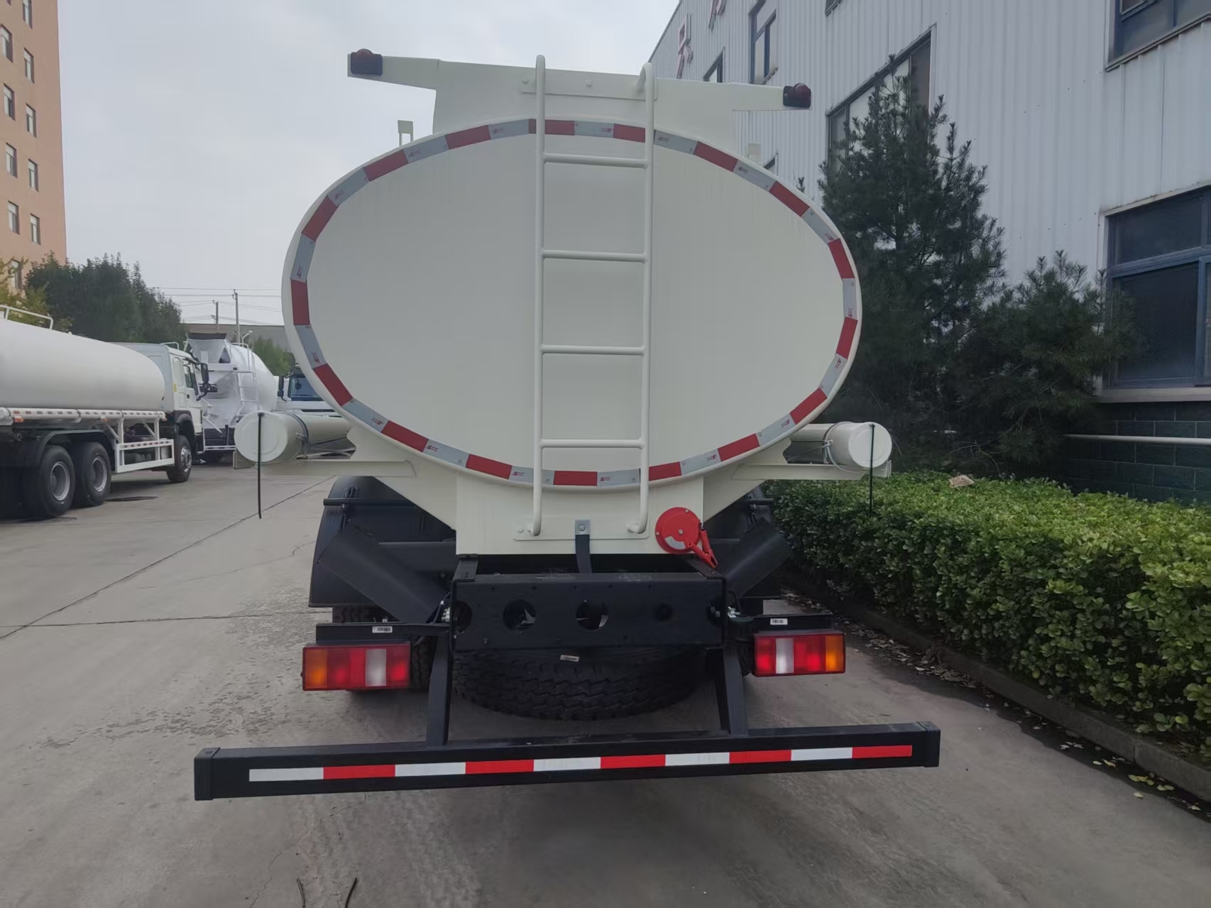 SINOTRUK HOWO 4×2 10m³ Oil Tanker Truck