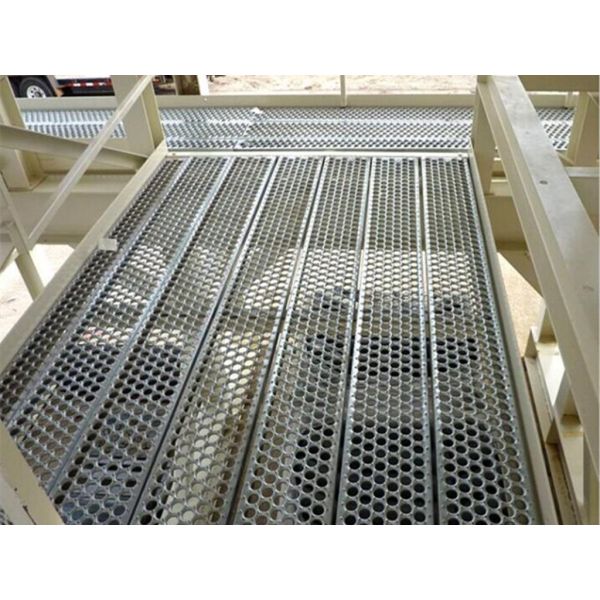 Anti - Skid Punching Plate Mesh , Aluminum Perforated Metal Walkway