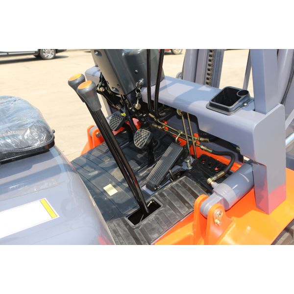 Manual Transmission Four Wheel Drive Forklift / Heavy Duty Forklift 125mm Fork Width