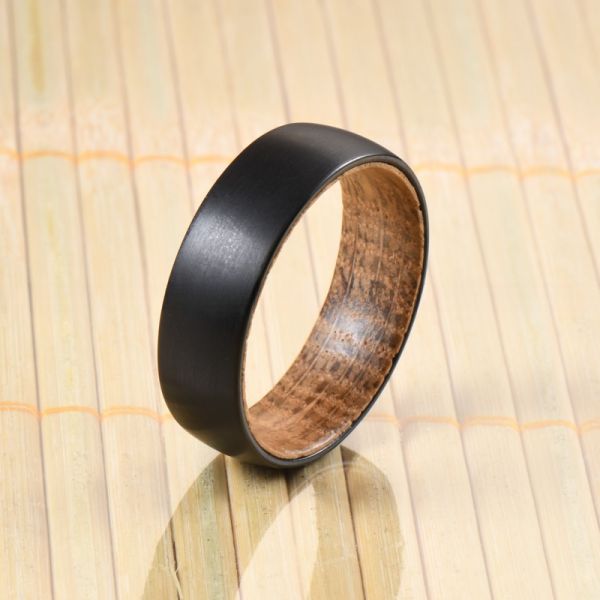 Anillo de carburo de tungsteno negro de boda para hombres Barril de whisky Insert de madera con cúpula 8 mm