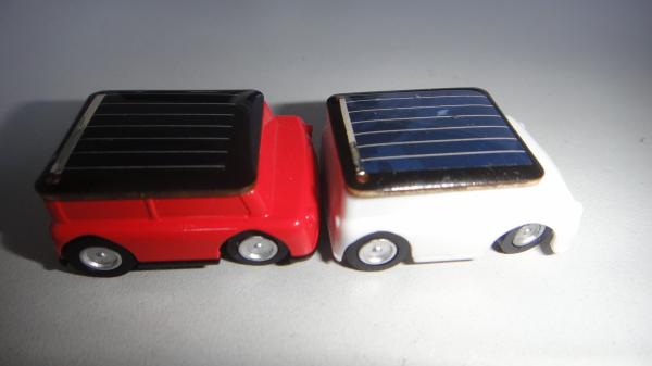Jouets de voiture solaire en plastique colorés pour enfants, petits jouets éducatifs 32*23*15mm