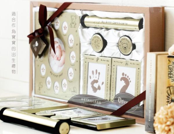 Newborn Baby Handprint and Footprint Photo Frame Kit with an Baby-safe Ink Pad baby birth certificate keepsake
