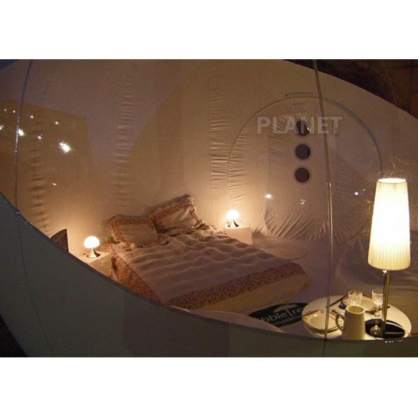 Семья на открытом воздухе одиночного шатра пузыря тоннеля раздувного располагаясь лагерем предаваясь мечтам в аренду