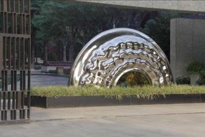 A grande escultura exterior de aço inoxidável, espelho lustrou a estátua