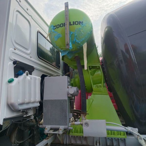 Hydraulic Steering with Power Assistance Used HOWO Cement Concrete Mixer Mixing Tank