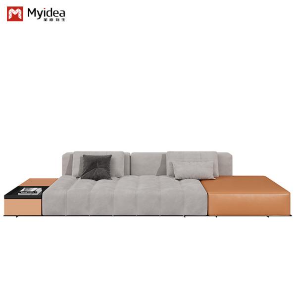 Mobiliário de apartamento moderno, elegante e prático com sofás de cores correspondentes
