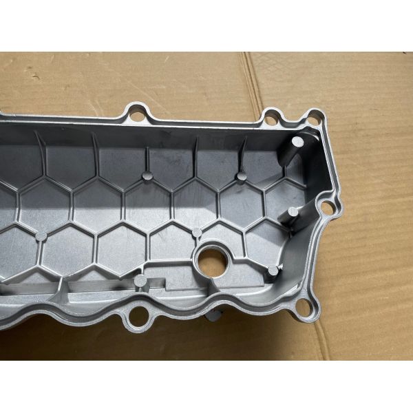 Aluminium de la couverture 8971130253 de tête de 4HF1 4HG1 ISUZU fait 15 trous pour relier la culasse