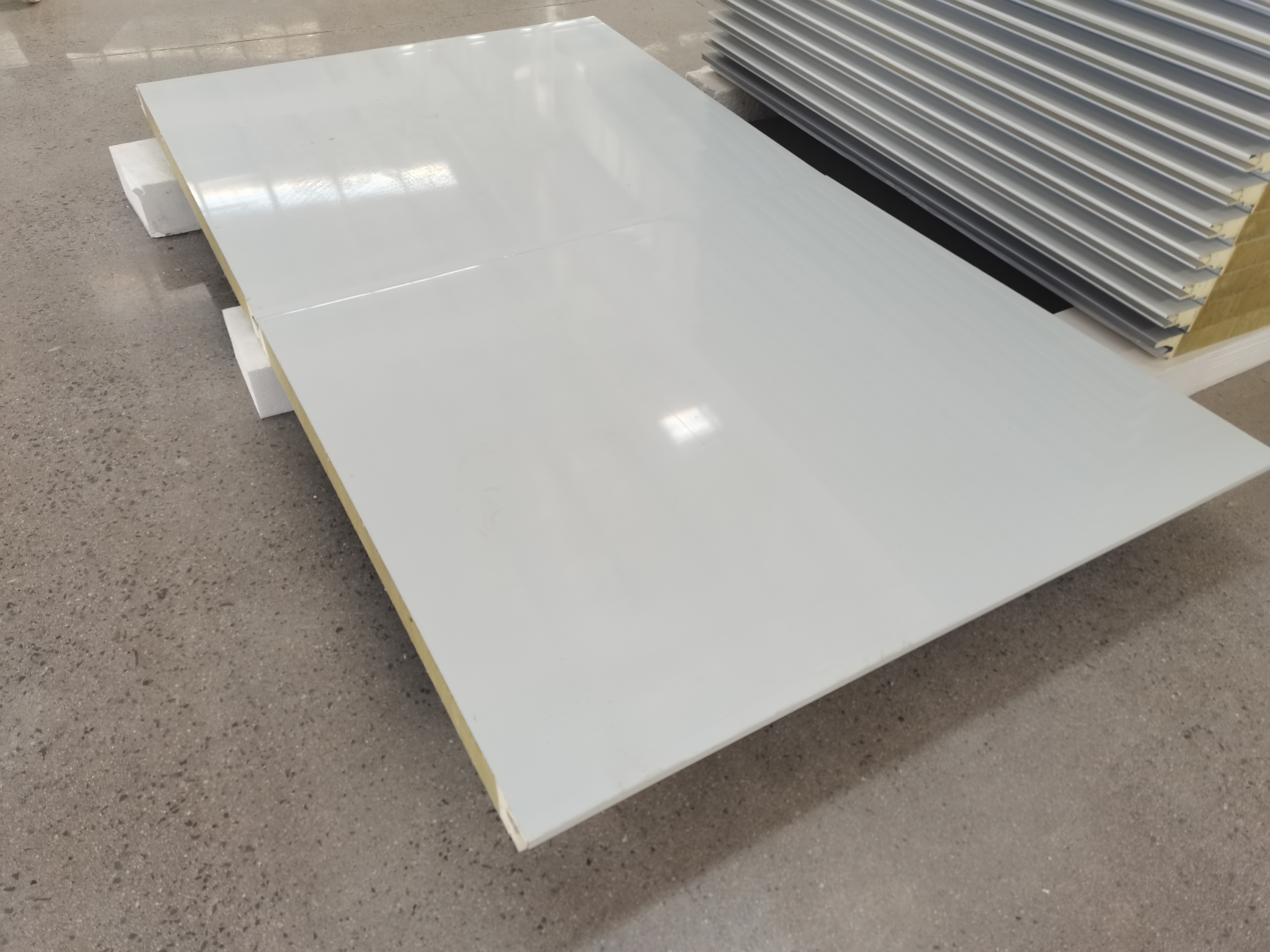 PU Edge Sealed Panel Sandwich Rockwool Anti Leakage For Large Span PEB Steel Workshop Warehouse