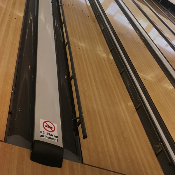 Calleja de bolos gris parachoques de alcantarillado parachoques semiautomáticos para niños con estilo de deporte bomba