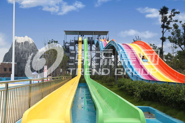 Colorido acima das corrediças de água à terra da fibra de vidro, corrediça da associação da fibra de vidro para o parque gigante da água