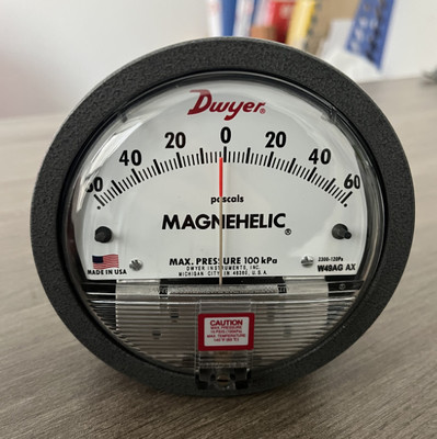 Dwyer Series 2000 Magnehelic Differential Pressure Gauge with ±2% FS Accuracy and Frictionless Magnetic Movement for 20-140°F Applications