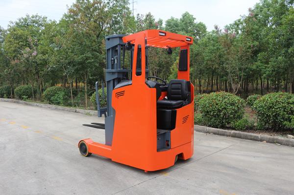 1,5 caminhão de empilhadeira do mastro do elevado desempenho de Ton Seated Electric Reach Truck com altura do elevador de 8000mm