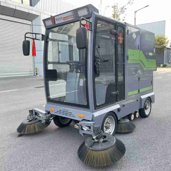 Large Ride On Industrial Sweeper High Power Dust / Debris Collection For Big Areas
