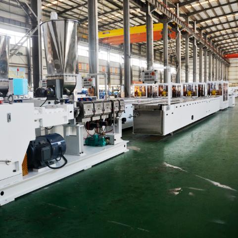China Manufacturer Customized WPC Anti Slip Wood Plastic Composite Outdoor PVC PP PE WPC Foamed Decking Floor Making Machine