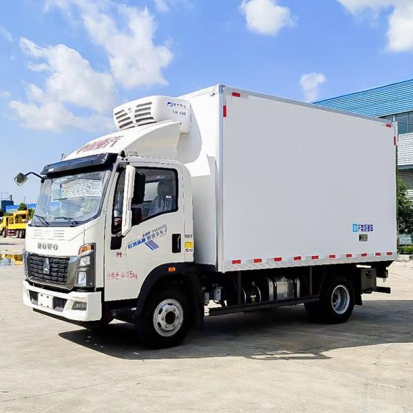 Howo 4x2 Refrigerated Truck Wide Body Automatic Transmission 4000x2100x2100 mm Box Dimensions Gross Vehicle Weight ≤5T