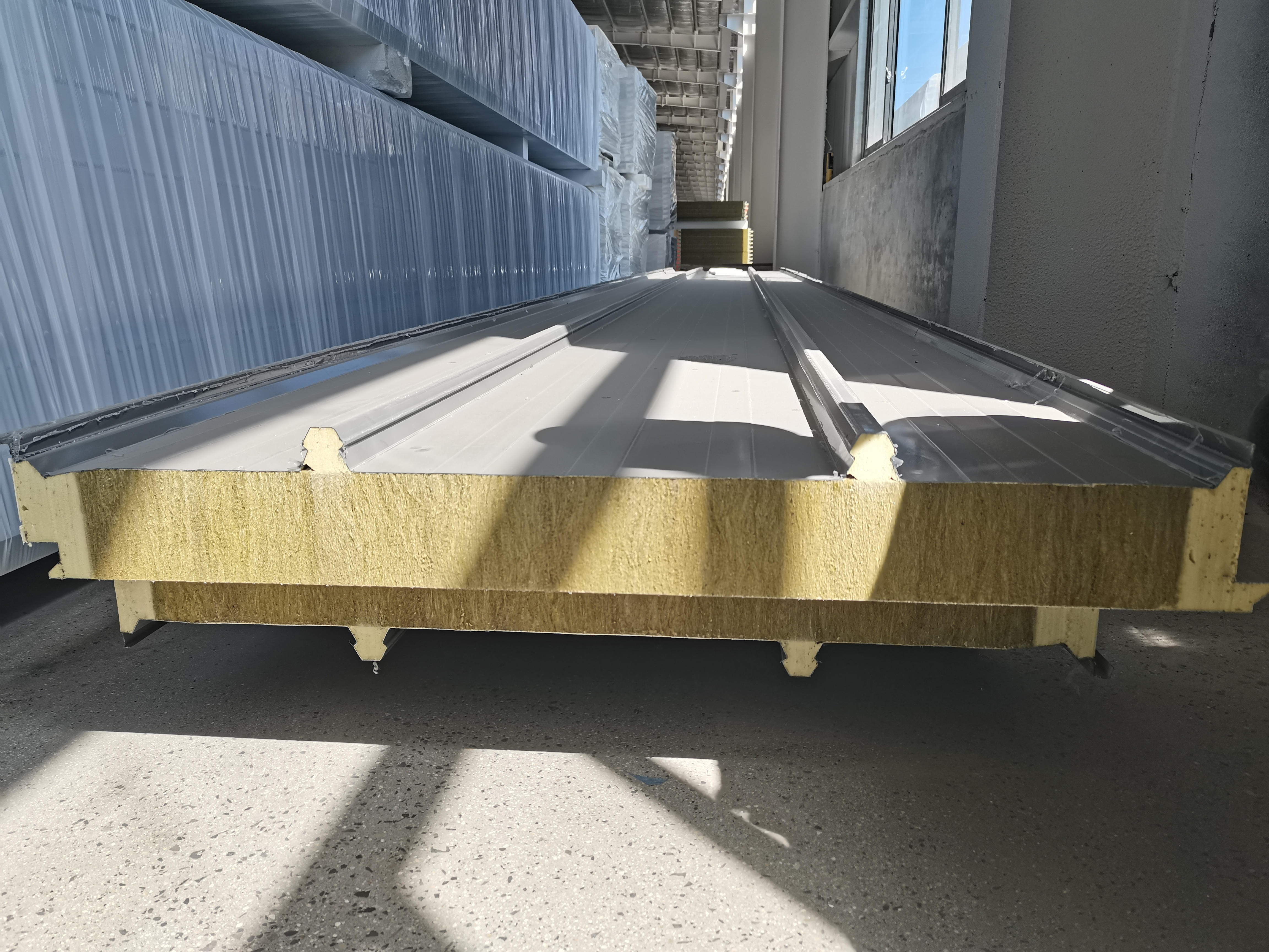 Modern Eco Friendly Polyurethane Sandwich Panel Fire Resistant Wall Panel For Steel Structure Buildings