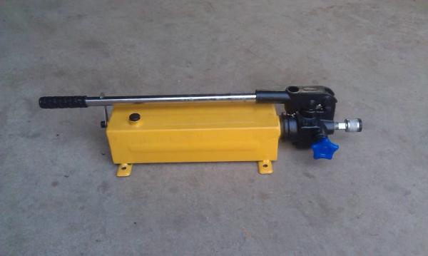Custom Made Small Hand Operated Hydraulic Pumps / Yellow Hand Held Hydraulic Pump