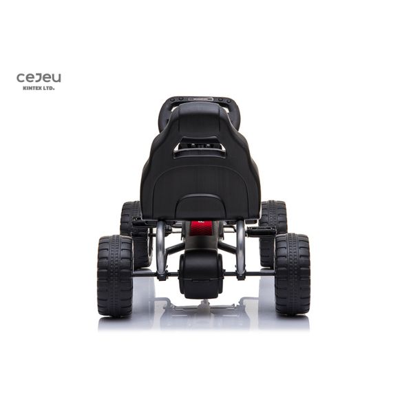 Дети идут Karts с передним и отсталым